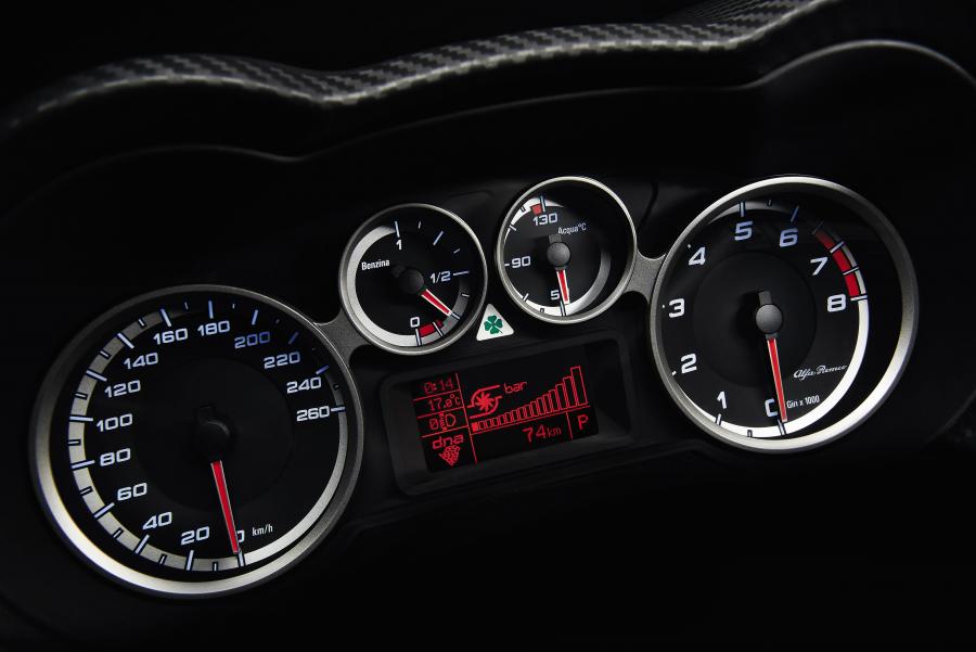 Панель приборов Alfa Romeo MiTo Quadrifoglio Verde (955) 2014 года  (фото 8 из 45)
